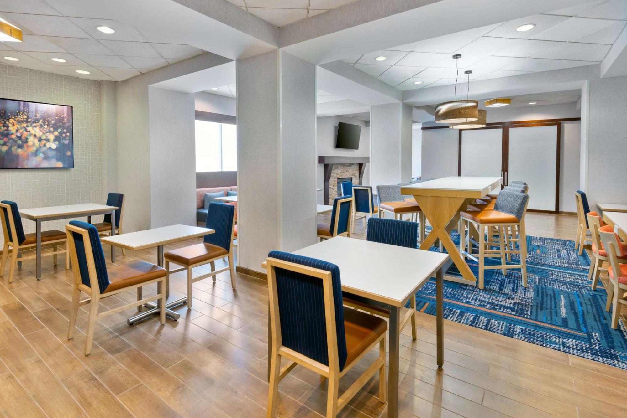 Hampton Uptown 3*