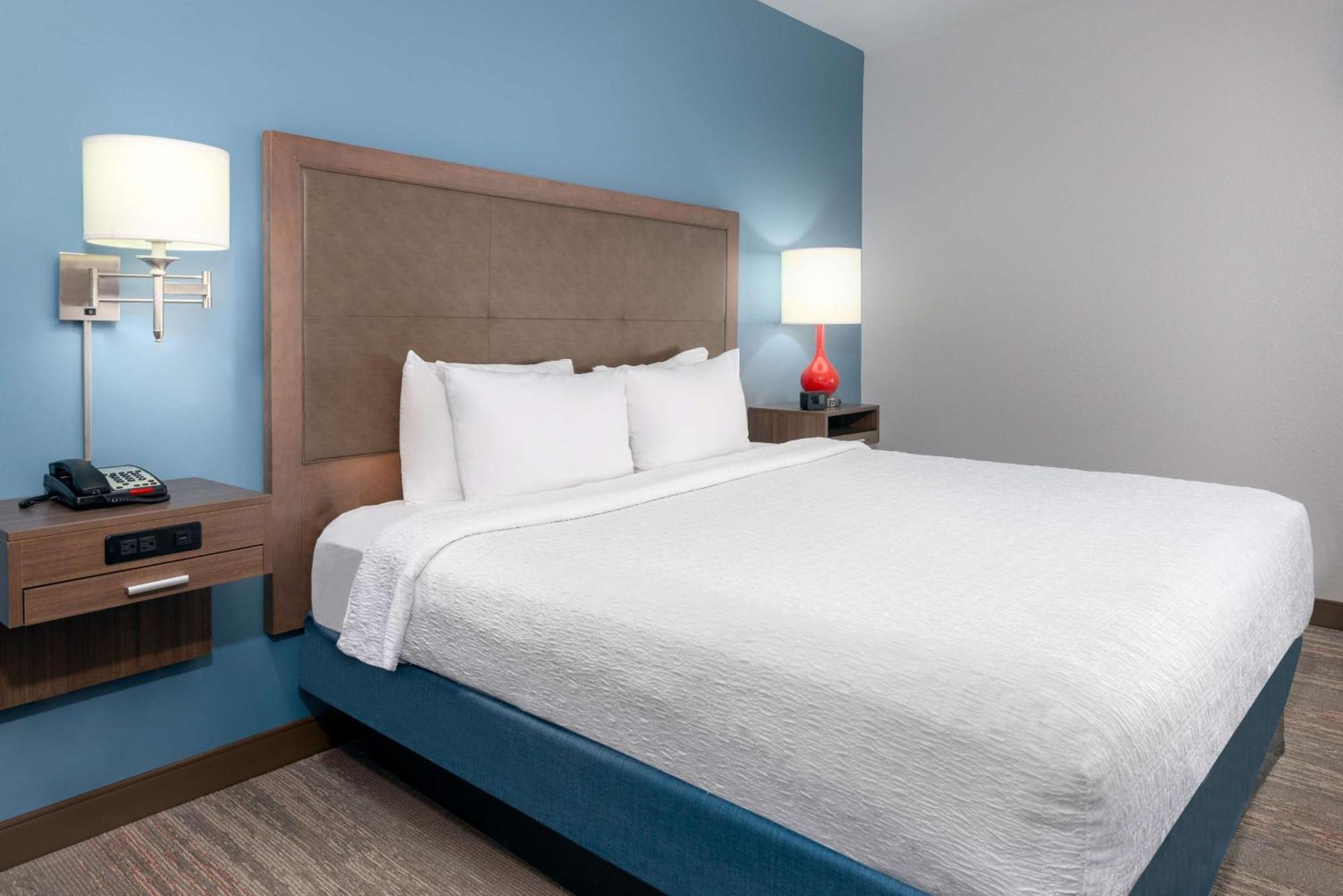 Hampton Uptown Hotel 3*