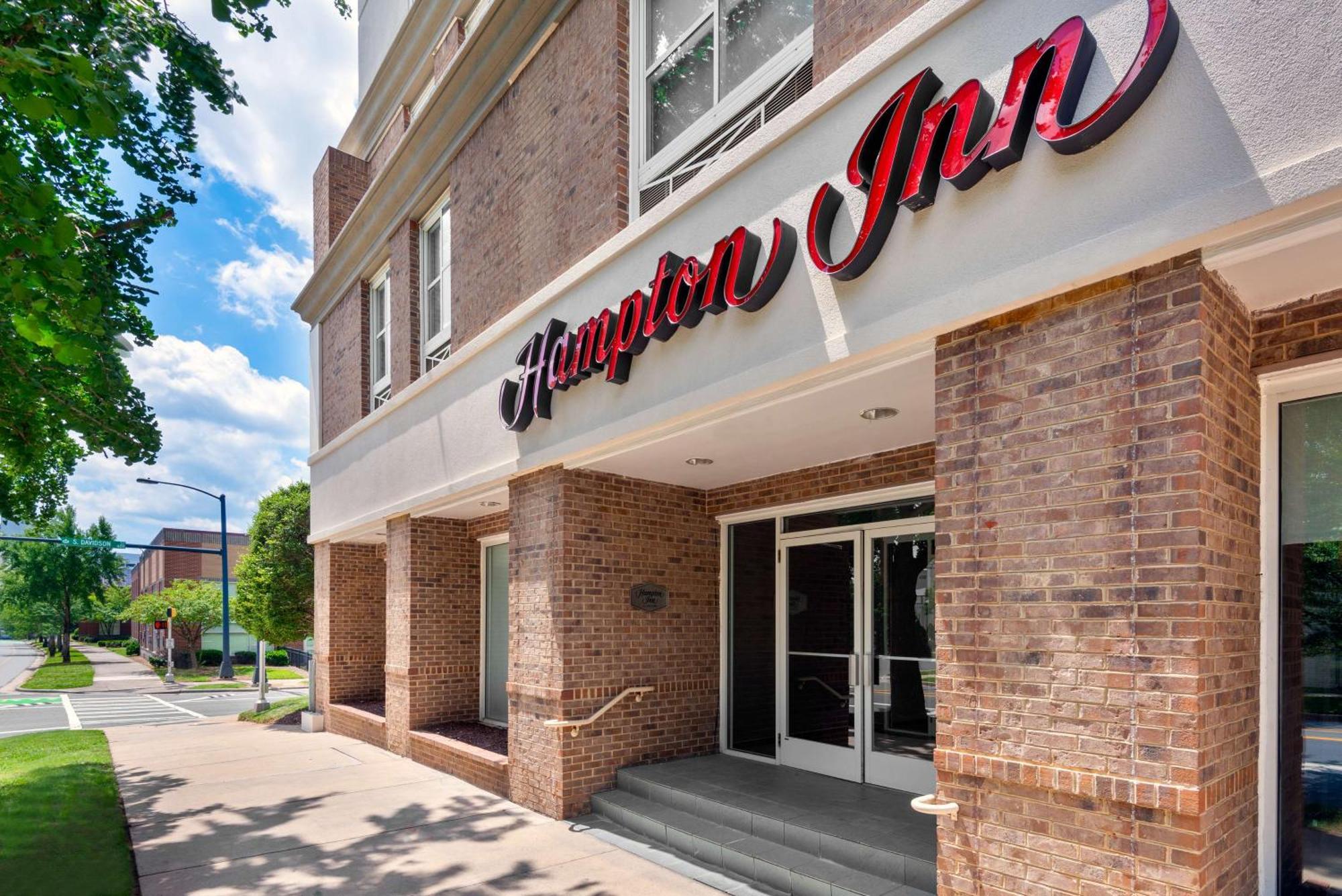 Hampton Uptown Hotel 3*